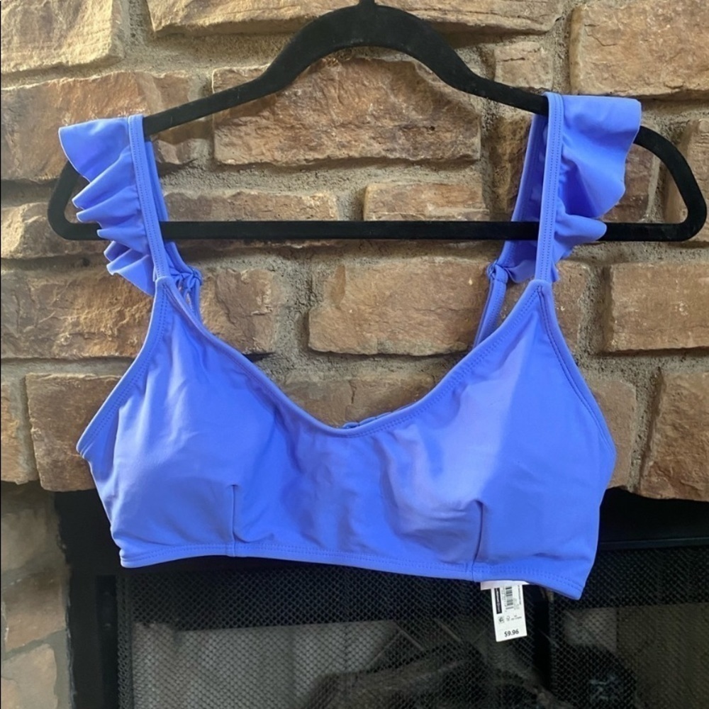 NWT periwinkle blue bikini top. Ruffled, adjustable straps. Large